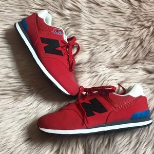 Tennis shoes